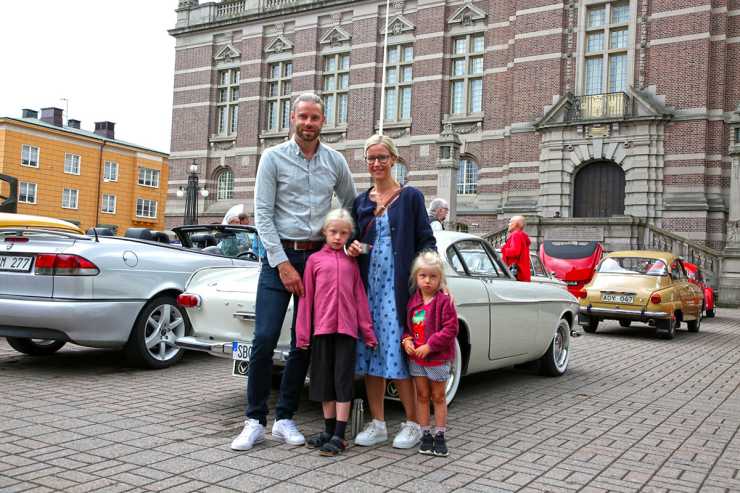 Jonas Jonsson och Carin Carlsson monterade bälten i baksätet på den nyinköpta Volvo 1800 S:en kvällen före Frukostklubben: "Barnen måste ju kunna åka med!"