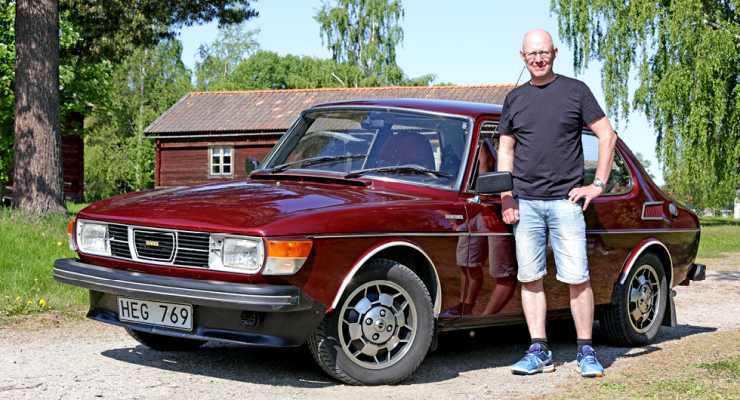 Man vid röd Saab 99