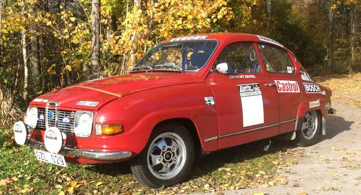 Röd rally-Saab i skogen