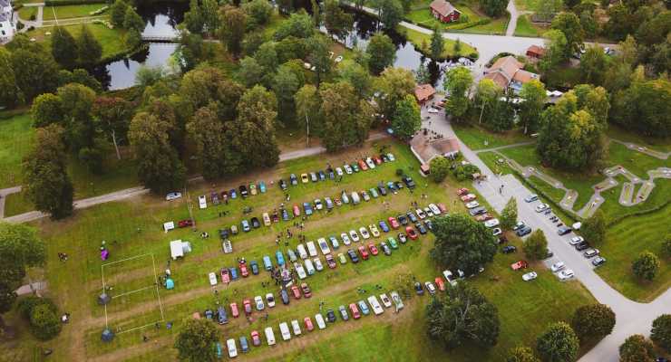 Flygbild på utställda bilar