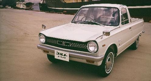 Spännande karossveck, vita däcksidor och flak - habegäret är obegränsat. Colt 1100 Pickup!