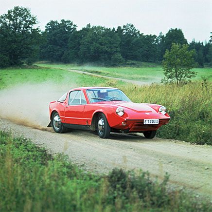 Väghållningen var vass. Hur Erik Carlsson över huvud taget kunde få plats och även vinna rallyn med den lilla bilen är en gåta.