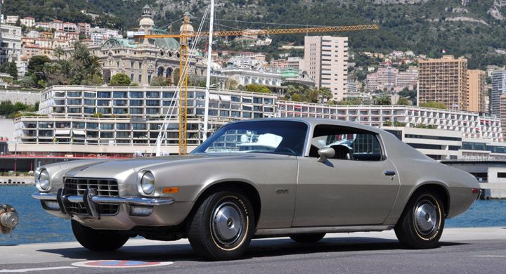 Chevrolet camaro 1973 med sexa under huven och navkapslar, en "no frills car" som amerikanarna säger.