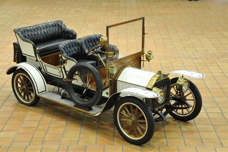 Äldst i samlingen är en Berliet C2 tourer från 1907, mellan 2 och 300 000 kronor är uppskattat pris på denan ovanliga vagn.