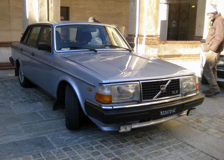 Volvo 244 GLE - lagom lyxig svensk.