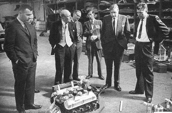 Ray Geddes, Derek Hurlocks, Alan Turner och Carroll Shelby begrundar Vinkelåttan som skall skohornas ner i en Ace.