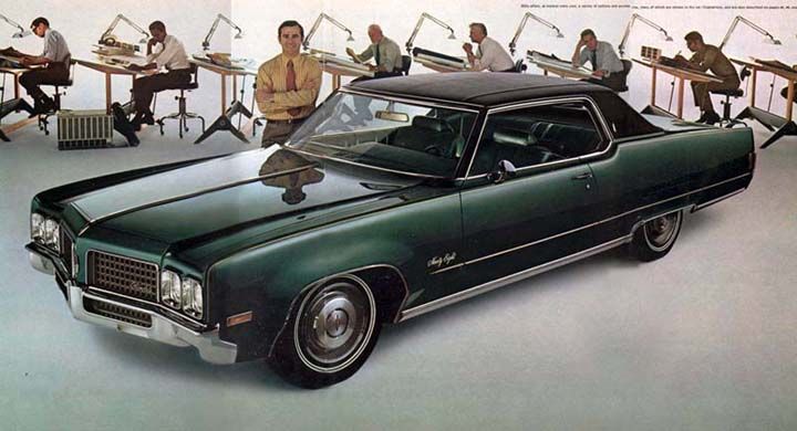 Oldsmobile 98 coupe vid ritbordet