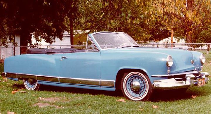 1949-50 gjorde Kaiser en fyrdörrars cabriolet i liten upplaga. Med den nya karossen 1951 planerades det en cabriolet men den skrinlades. En prototyp byggdes och denna blåa är den enda ''äkta'' fabriksbyggda Kaisercabben.