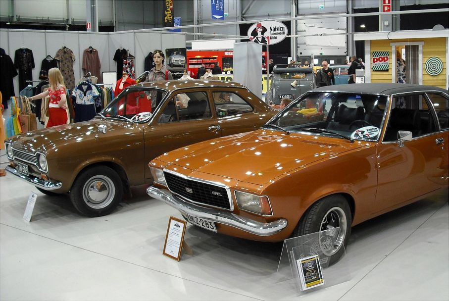 Damernas Automobilklubb visade upp design och mode från 70-talet samt två tidstypiskt bruna bilar anno 1973, en Ford Escort 1300 och en Opel Commodore Coupé.