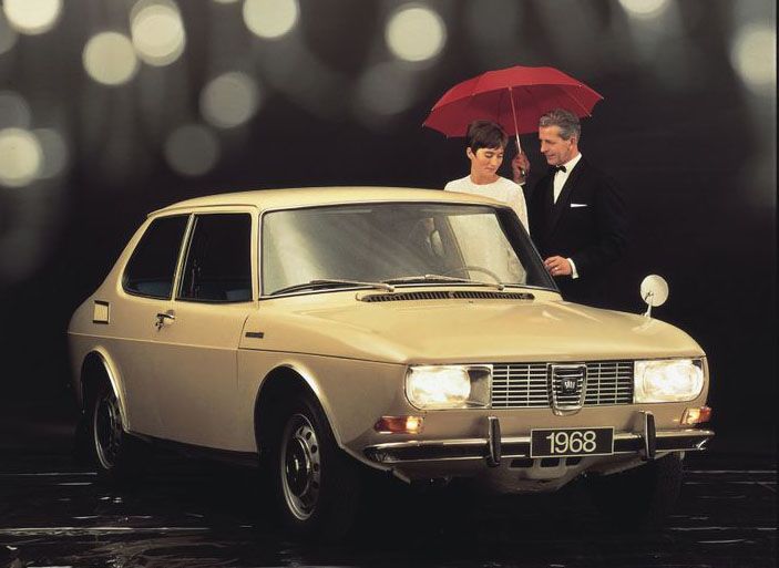 Tidig studiobild för Saab 99 årsmodell 1968 som inte blev av. Förseriebilarna hade huvmonterad spegel och lite annan utformning på huvsidans emblem.