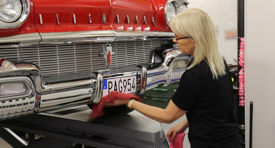 Elisabeth Torninger lägger sista handen på en Oldsmobile 1958 som är på väg in i bilhallen.