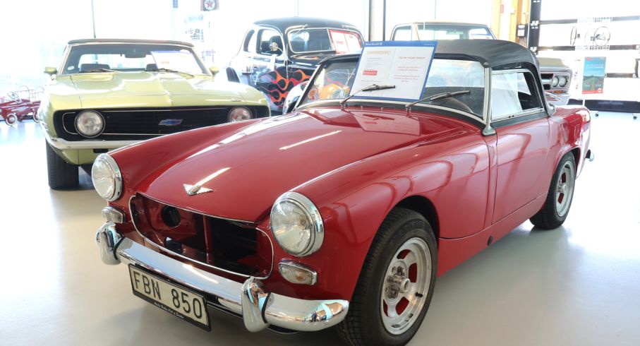 Elisabeth Torninger med dottern Désirée som arbetar i caféet. Till höger en Austin-Healey Sprite 1963 som precis kommit in till Mel’s.
