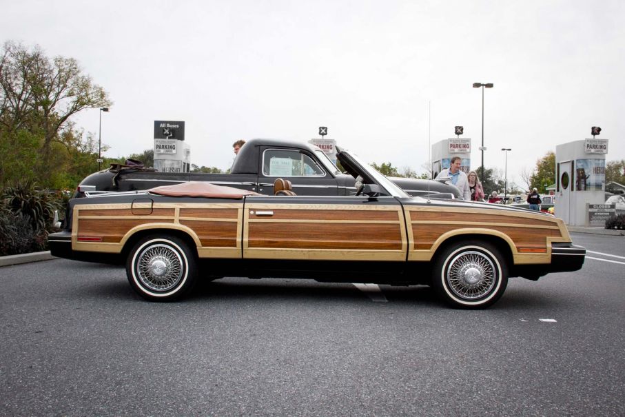 Retro är inget nytt, på 80-talet anspelade Chrysler på sin gamla klassiker från 40-talet, Town & Country cabrioleten, som då hade riktigt trä, i de nya fick man nöja sig med riktig plast...