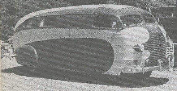 hris-Craft är mest kända som båttillverkare, men här är ett landfordon som byggdes på prov av dom 1937. Chassi och motor kom från Plymouth, delar av karossen är canvas över spant. Några fler land-yachter från Chris-Craft sågs dock inte till
