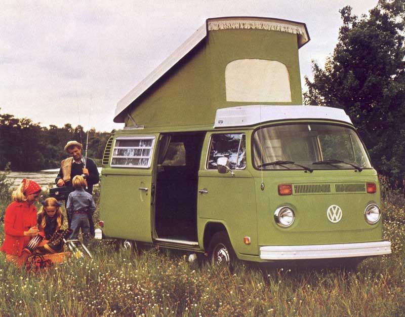 Volkswagens Westfalia campingbuss blev populär främst i USA, här en amerikaspecad sådan vid någon liten creek någonstans i norra Amerika.