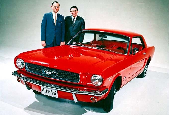 En av de tidigaste PR-bilderna med Mustang och en stolt Lee Iacocca, fast undomligt? tja...