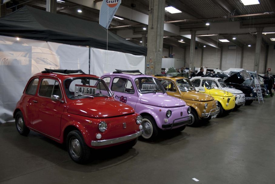 Färgglad rad av Fiat 500-gullighet.