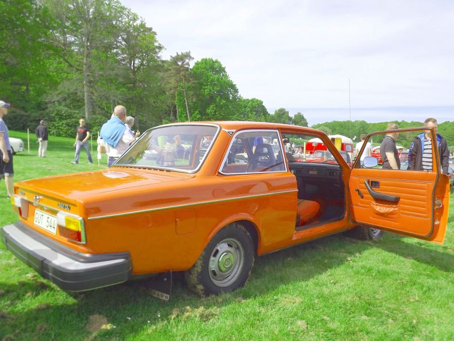 Volvomuseet smygstartade firandet av 240-modellen, det blir ju 40-årsjubileum i år. Dels visade dom upp denna rakt igenom mycket orangea 242 från 1975.