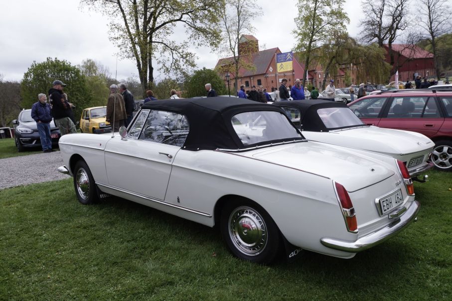 Peugeotkonnässören Tore Thallaug hedrade den franska bilfesten med en sagolikt vacker 404 Cabriolet ritad av Pinin Farina, vilken också sålde samma ritningar till Fiat för den något mindre 1500/1600S.