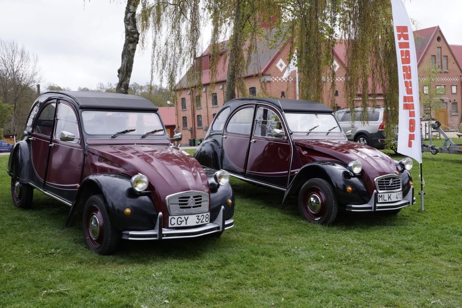 Klassiker kom i nyförvärvet 2CV Charleston men vi var inte ensamma om det – 2CV var som modell i majoritet på fältet och vanligaste version var Charleston i röd-svart färgkombination.