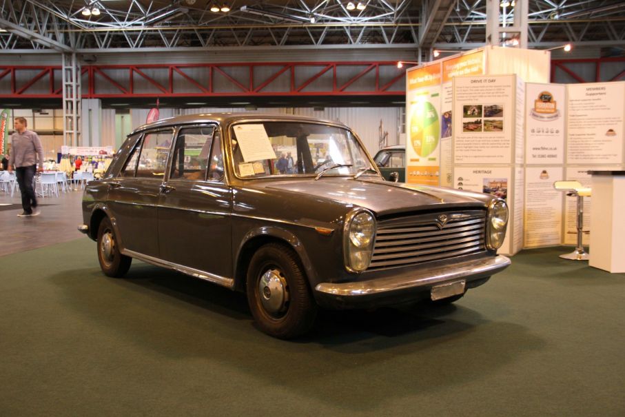 Innocenti IM3 – en BMC 1100 på italienska. Mängder av detaljer skiljer mot den engelska förlagan men i grunden är det samma bil.