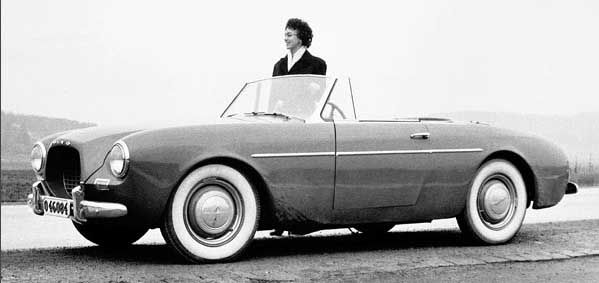 Volvo Sport, eller P1900 är ett exempel på serietillverkad prototyp. Den byggdes i 67 exemplar, men då de flesta skiljer lite grann sinsemellan så var dessa i stort sett att betrakta som prototyper.
Här är en av förseriebilarna, en prototyp till prototyperna så att säga.