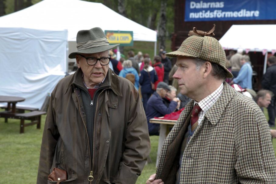 På engelska bilmöten odlas ofta en särskild klädstil, här representerad av två gentlemen.