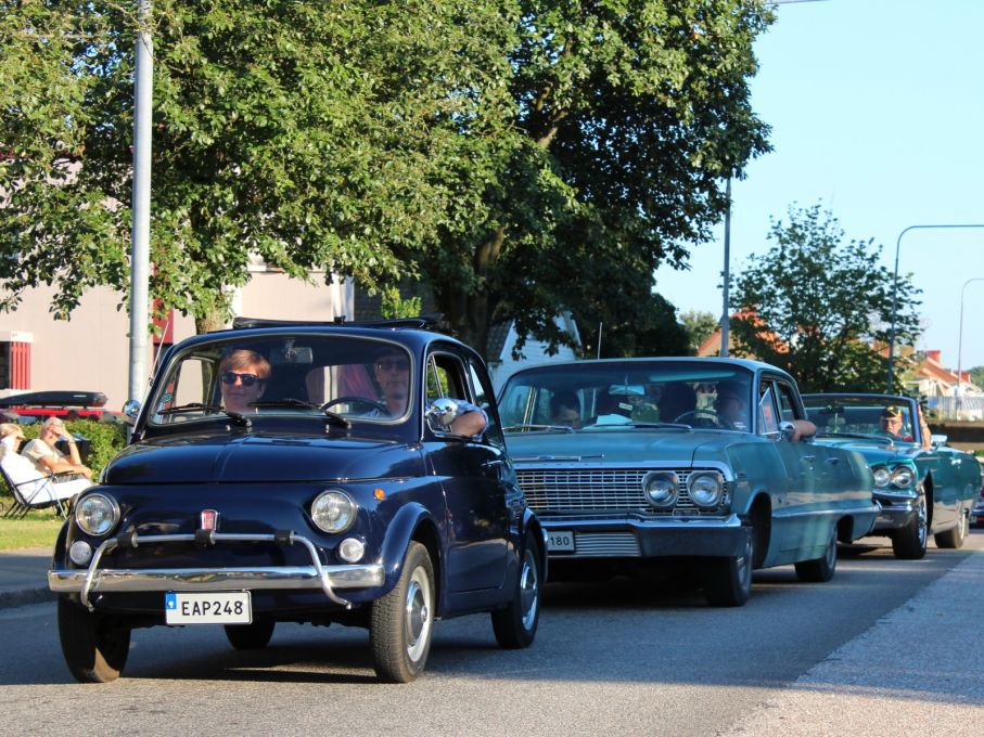 LIllfiat leder karavanen