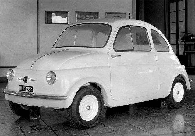 Vi börjar dock med ett litet undantag, den här nästan färdiga fullskalemodellen blev ju faktiskt Fiat 500 med ett par ändringar. Här i studiobild daterad till 1954.