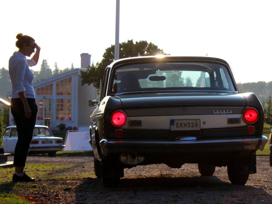 Vi tjuvstartar redan på fredagen då Sveriges, kanske Europas, äldsta Toyota rullar in på Grytsberg. Toyota Sveriges egen Crown från 1964.