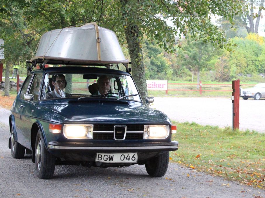 Lasse och Sibylla med Saab 99 är närmast stammisar på klassikerträffar. I år kom dom även med en båt, givetvis byggd av Saab.