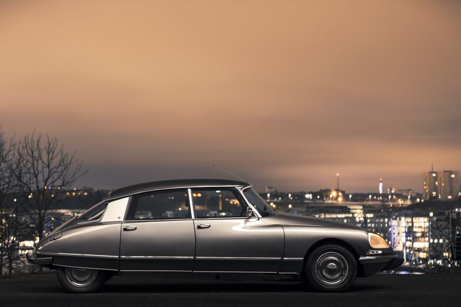 Njut av Jon Remmers text om 60-åringen Citroën DS och Simon Hamelius magiska bilder!
