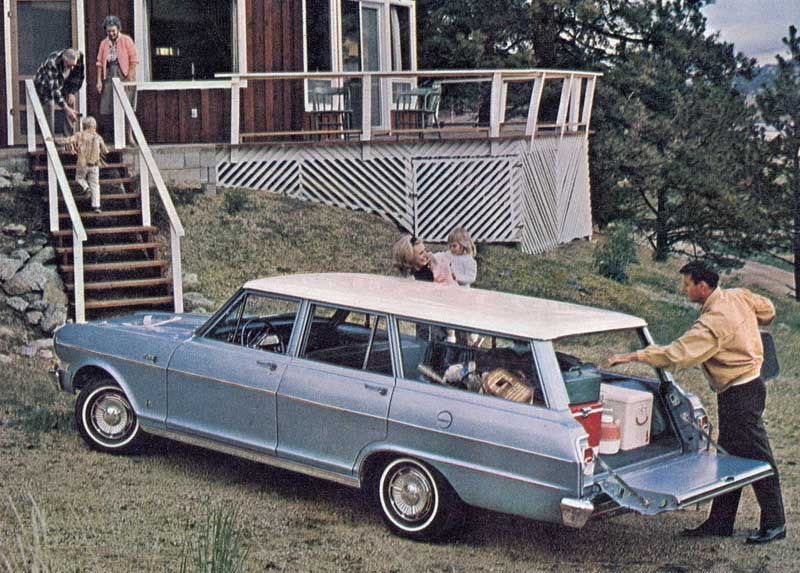 Lillchevan som kallades Chevy II blev snabbt populär, här lastas bakluckan ur på en Chevy II Nova 1964
