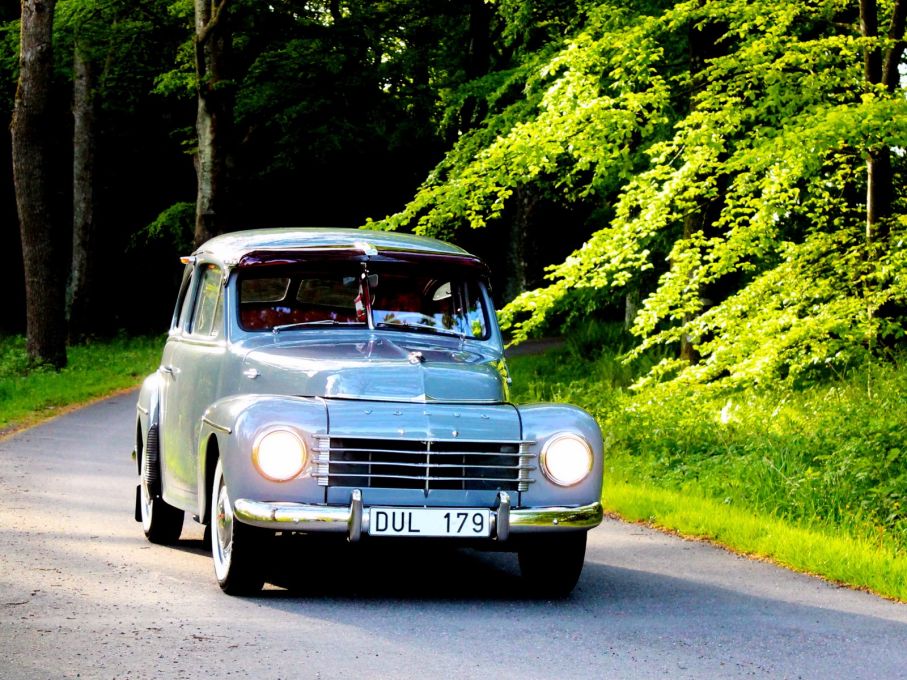 Morogontidig utställare med fin Volvo PV444 på väg in.