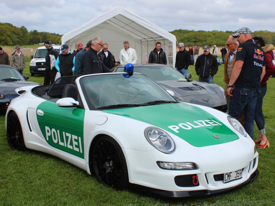 Polisporsche i tysk uniform.