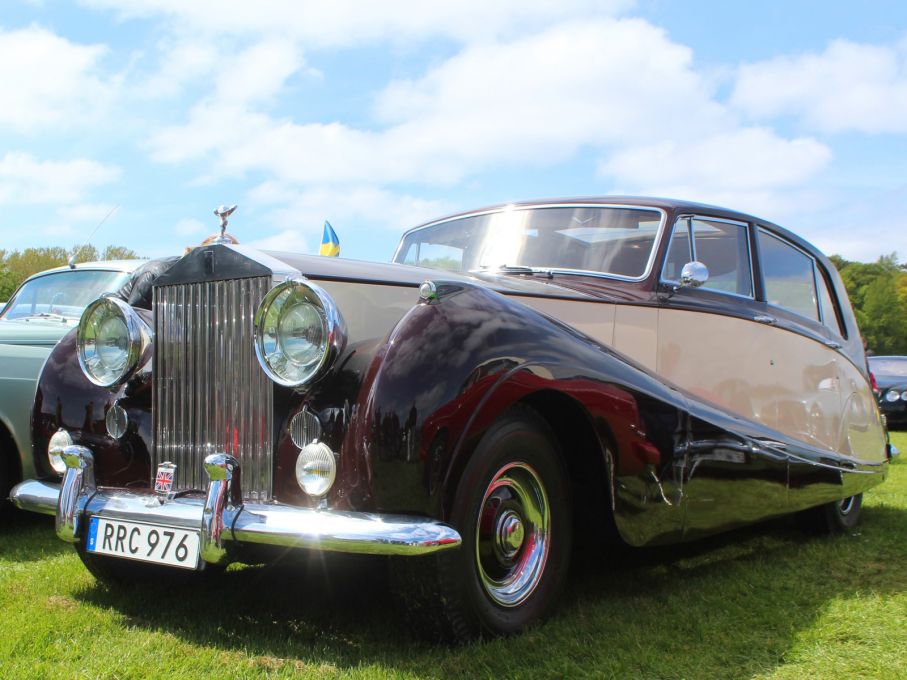 Vittberest Rolls Royce Silver Wraith, såldes ny till Kuwait 1957, har seanre varit bosatt i Spanien och England, och numera i Sverige. Karossen är gjord av Freestone & Webb.