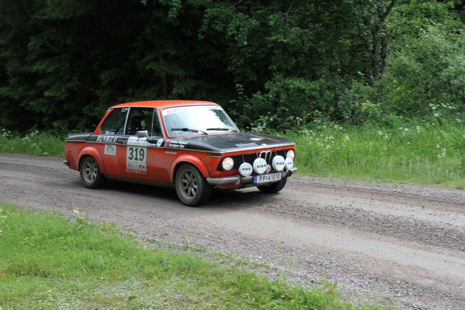 Segraren i Regularity Elite. Thorbjörn Bye/Oddvar Moland i en orange BMW 2002 Tii från 1974.