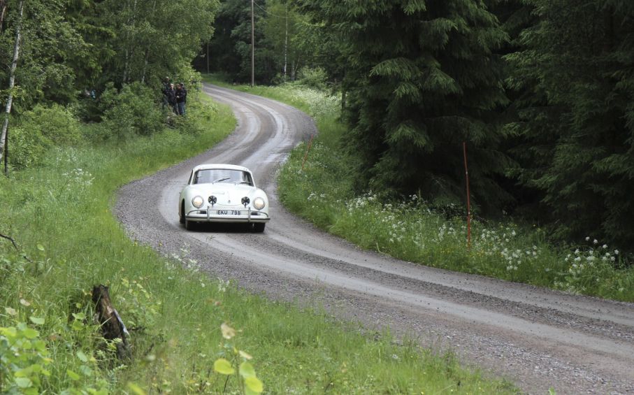 Porsche 356 A 1600 S 1958 framförs av Torgny Andersson och Per-Arne Svensson. Tankarna går direkt till Midnattssolsrallyt i slutet av 1950-talet. Var det så här det såg ut?