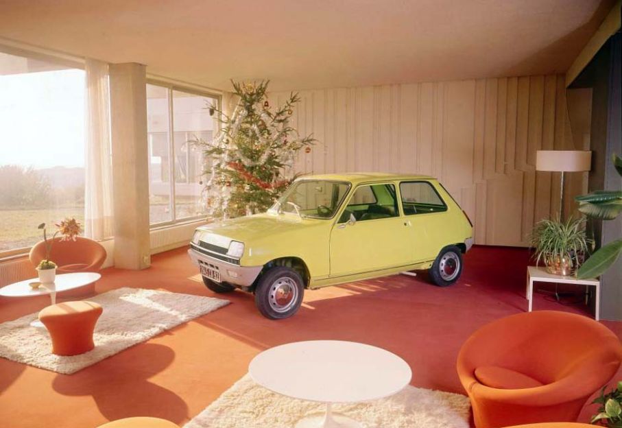Moderna Renault 5 i moderna vardagsrummet, framför julgranen fast det ser inte så vintrigt ut utanför.