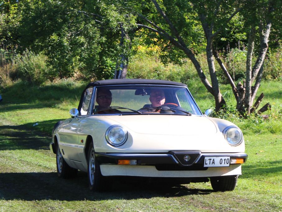 Alfa Romeo Spider rullar in