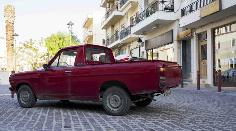 Visst skulle man vilj ata med sig en liten japanpickis hem från semestern. Som denna Datsun - perfekt format!