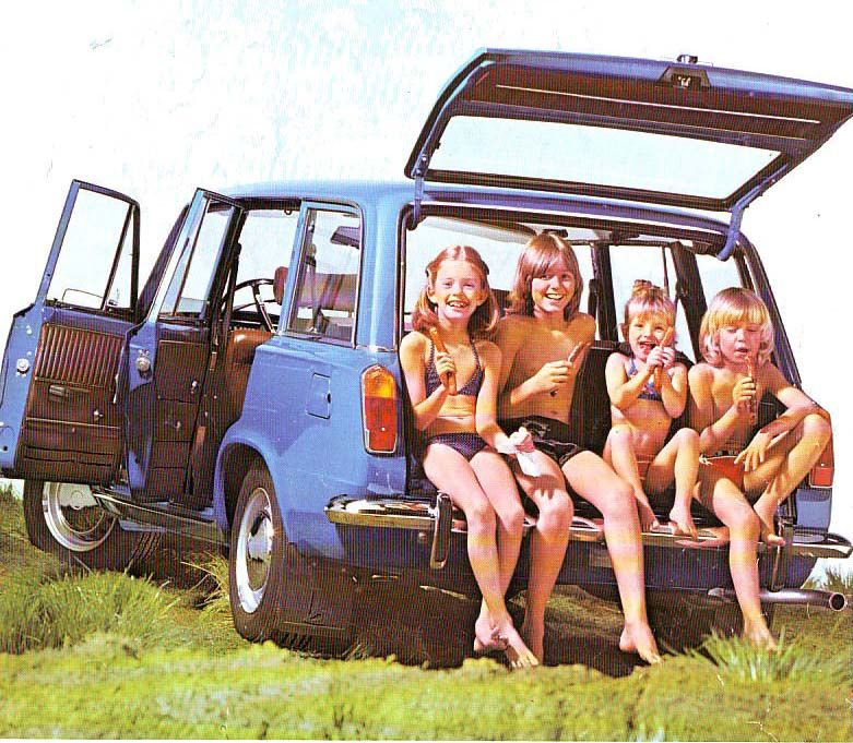 Glada barn på badutflykt i VAZ 2102