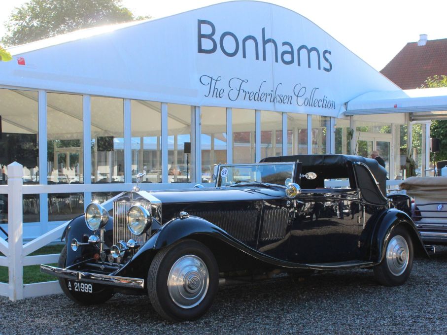 Rolls-Royce Phantom II Continental Owen Sedanca Coupe är det fullständiga namnet på den här massiva skönheten framför auktionstältet. Årsmodellen är 1933 och karossen kommer från Gurney Nutting