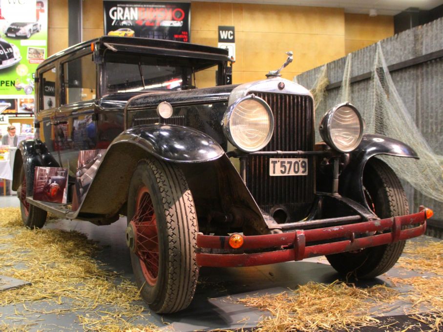 Den här Cadillacen från 1928 ingick i en samling fordon som stod undanställda i Hovsta. Den gick på auktion för en del år sedan under uppmärksammade former, och är numera fullt körbar.