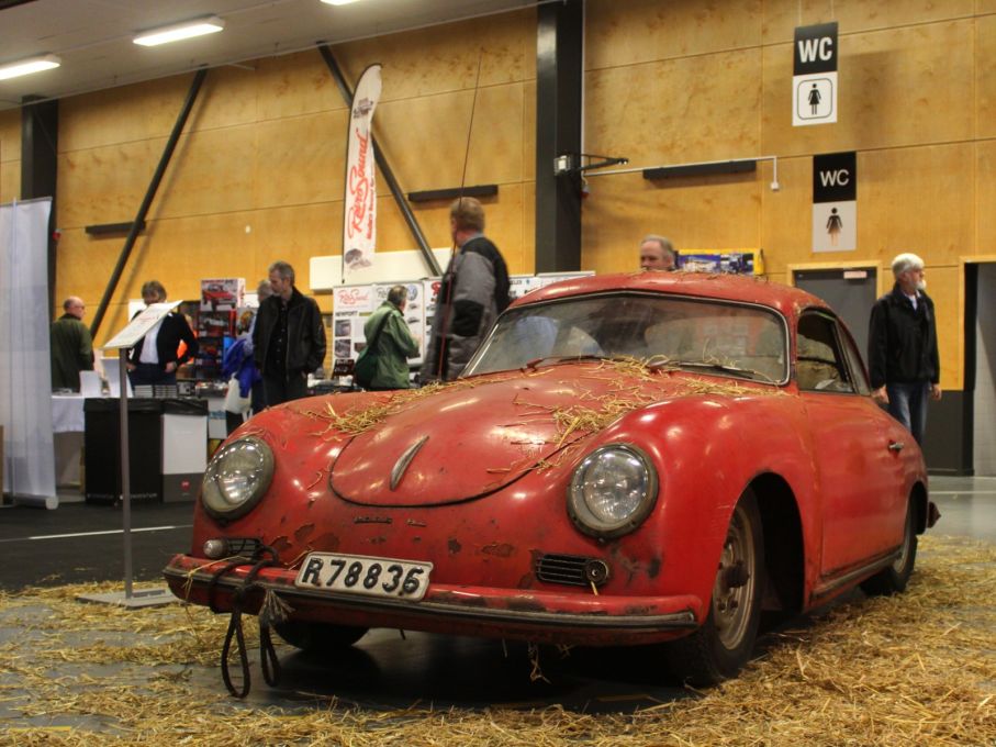 Porsche 356 i skogsfyndskick väckte en hel del uppmärksamhet, årsmodellen är 1953.