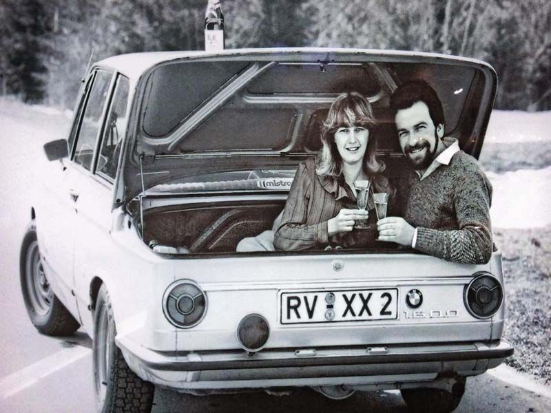 En skål från bakluckan i BMW 1600/2.