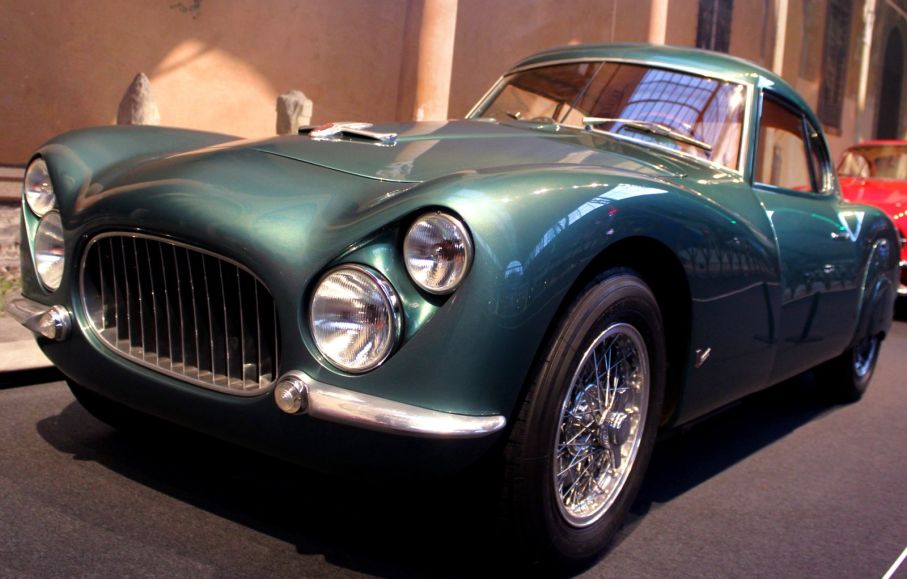 Fiat kanske inte förknippas med exklusiva specialbilar i första taget men under femtiotalet var det oftast basen för många karossmakares skapelser
Fiat 8V var en exklusiv sportbil med en egenutvecklad V8 på två liter, 126 exemplar gjordes mellan 1952 och 1954, många försågs med specialkarosser, på Autoworld fanns flera olika exempel. Den här med Fiats egna coupekaross kallad 'Rapi' efter sin formgivare Luigi Rapi.