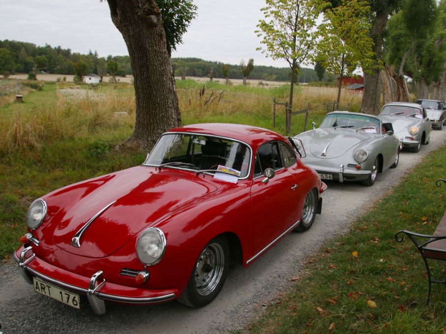 En karavan Porsche 356:or rullar in
