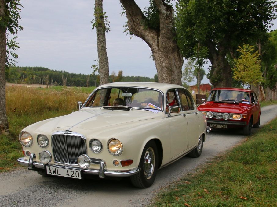Sextiotalet rullar in, Jaguar 420 och Saab 99. Saaben presenterades i alla fall på 1960-talet även om detta ex är en 72:a.