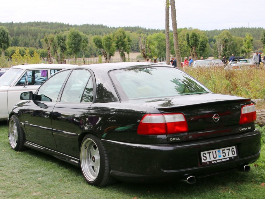 Nyare klassiker som förtjänar att uppmärksammas, Opel Omega var en långlivad modell som presenterades 1986 och gjordea ända fram till 2003. Denna är av 2001 års modell. Som Holden Commodore, ChevroletLumina och en del andra namn levde dock Omegan kvar några år till i andra delar av världen.